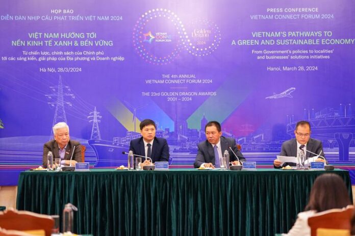 Đại diện ban tổ chức Diễn đàn Nhịp cầu Phát triển Việt Nam 2024 (Vietnam Connect Forum) và Golden Dragon Awards lần thứ 23 tại họp báo - Ảnh: Đàm Thanh
