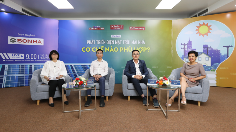 Các chuyên gia doanh nghiệp trao đổi tại Tọa đàm: “Phát triển điện mặt trời mái nhà: cơ chế nào phù hợp” ngày 10/5/2024. Ảnh: Việt Dũng.